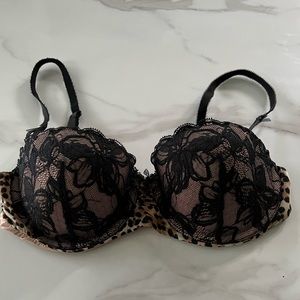 Victorias Secrete💖 black lace push up bra with leopard print on the sides.